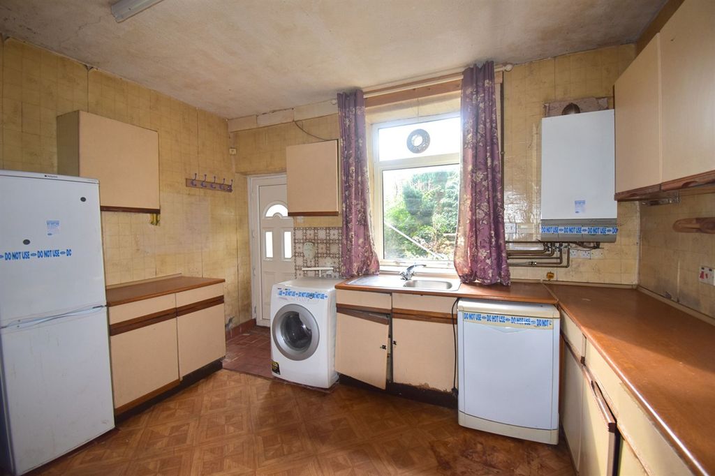 Property photo 3 of 11 Kitchen