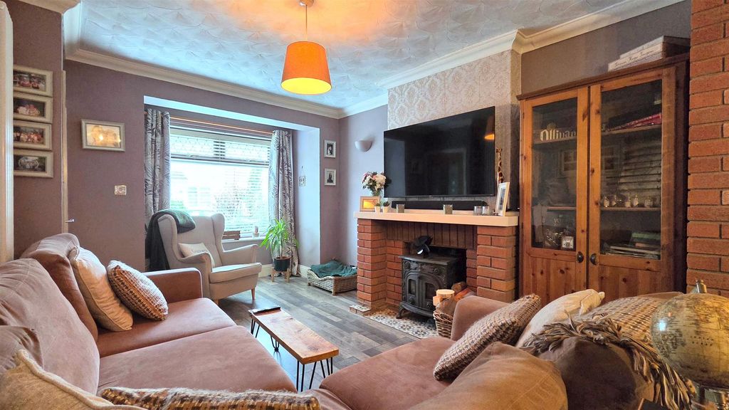 Property photo 2 of 15 Lounge