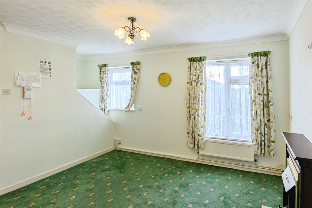 Property photo 3 of 10 Lounge