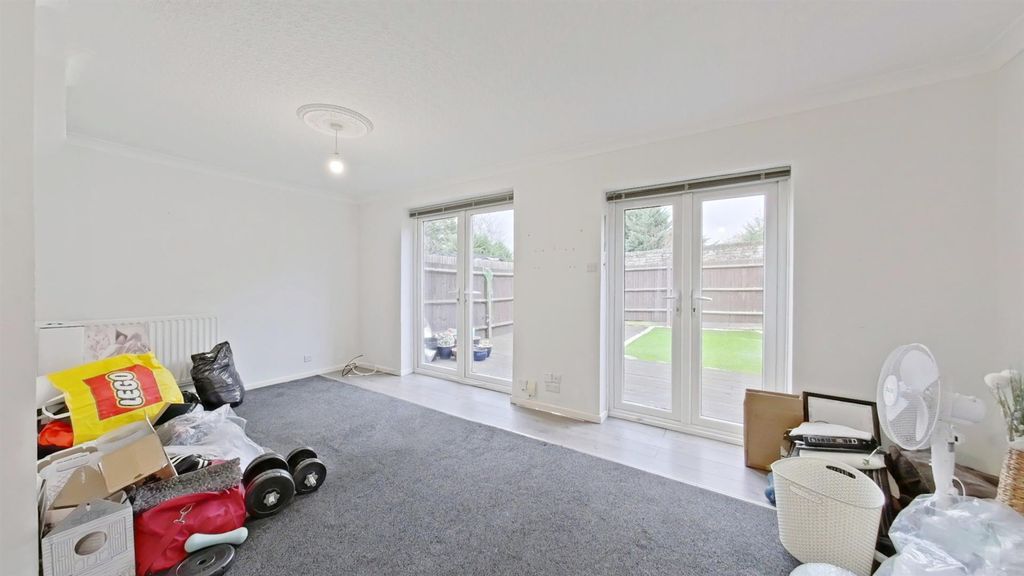 Property photo 2 of 11 Lounge