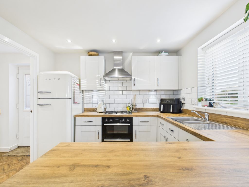 Property photo 3 of 23 10 Howes Road, Bradwell, Nr31 9XL Kitchen (2)