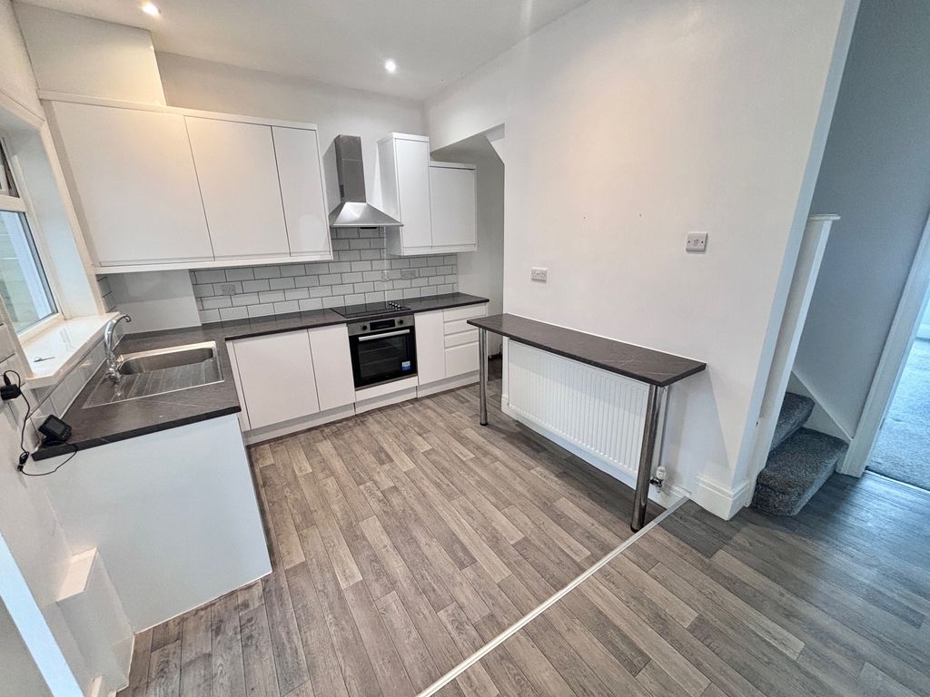 Property photo 3 of 8 Kitchen