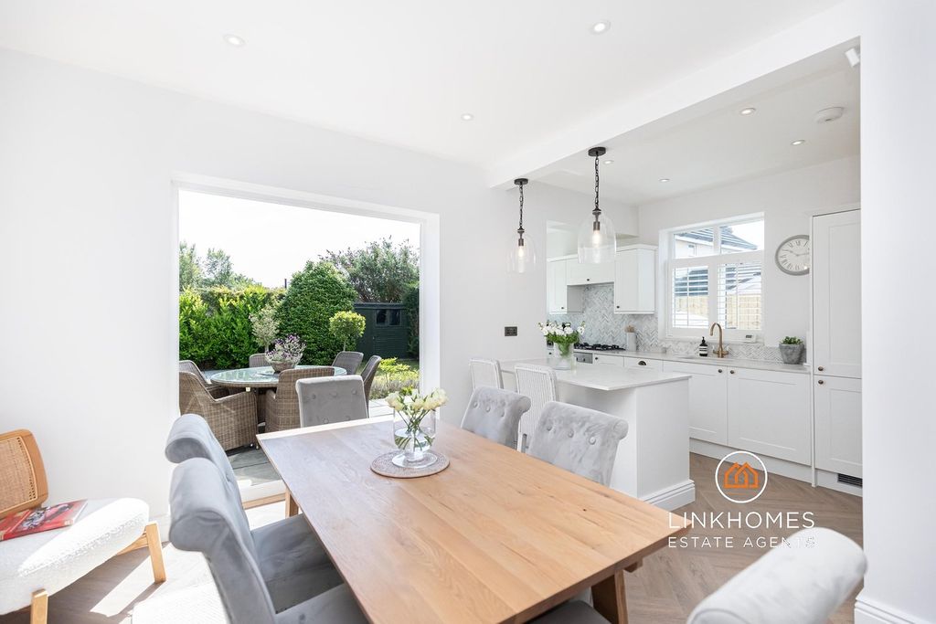 Property photo 2 of 27