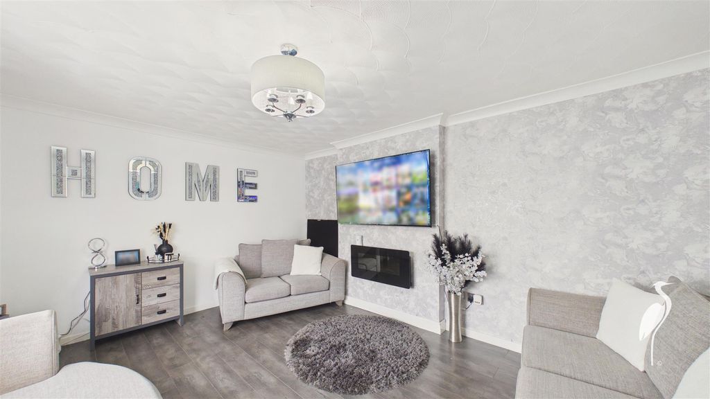 Property photo 2 of 18 Lounge