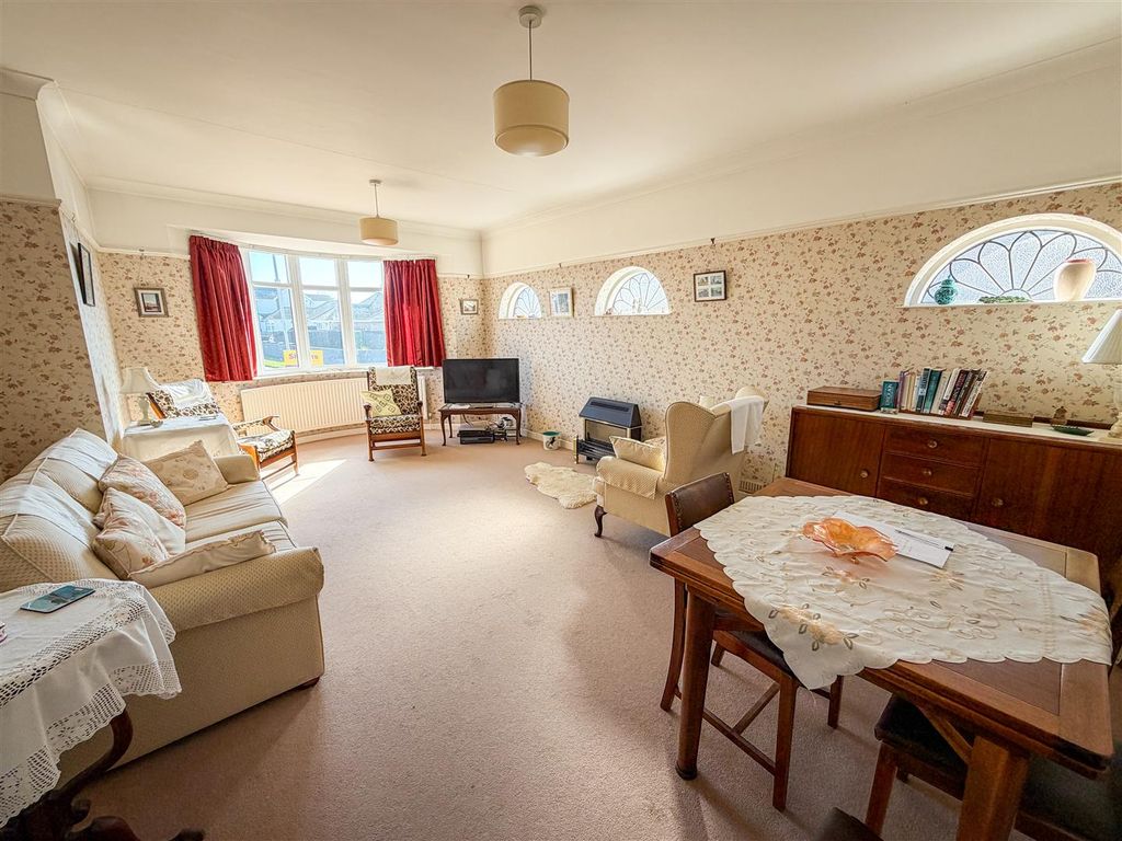 Property photo 2 of 26 Lounge