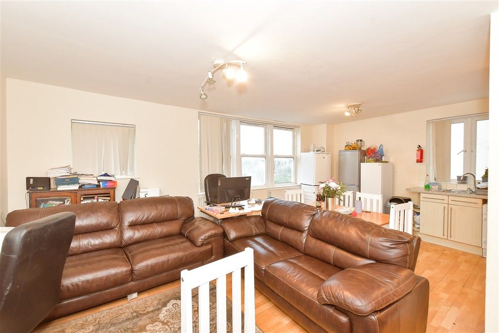 Property photo 2 of 10 Lounge/Kitchen Area