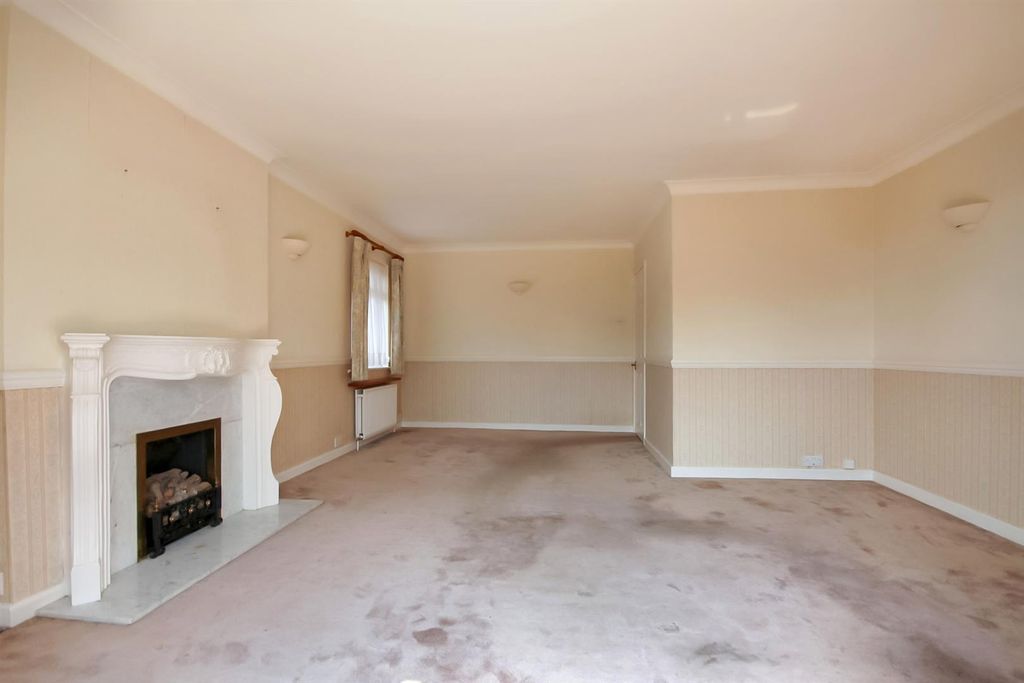 Property photo 2 of 11 Living Room