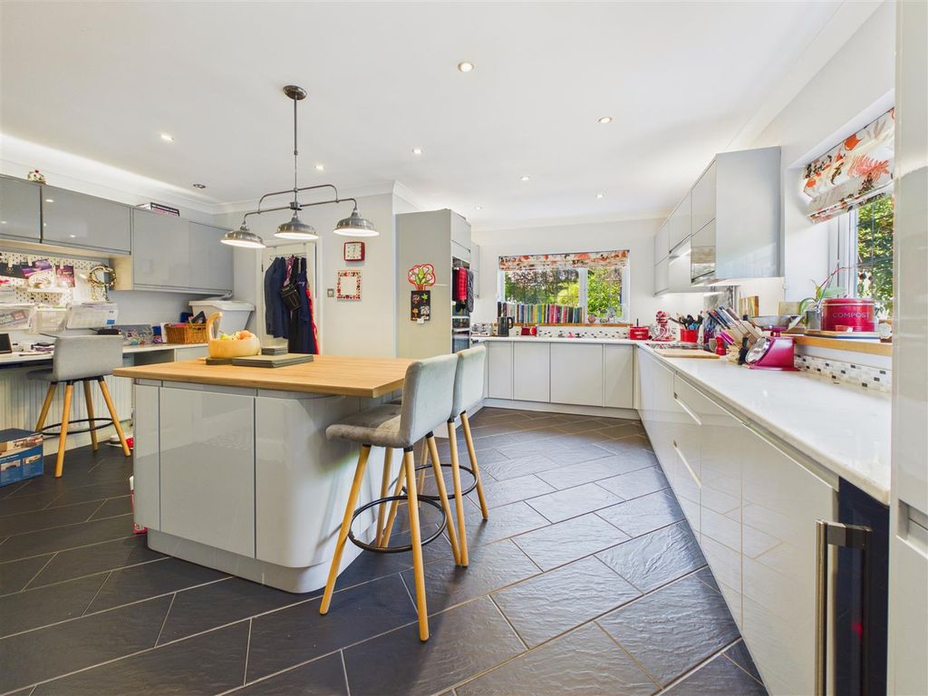 Property photo 3 of 17 Breakfast Kitchen