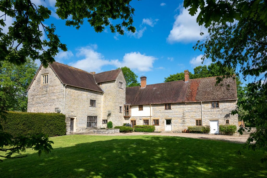 Property photo 1 of 28 Hillborough Manor