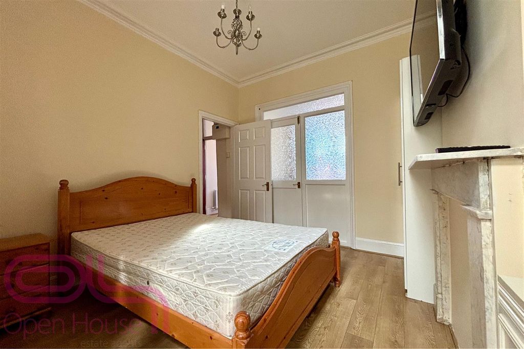 Property photo 2 of 13 Staines Road - Rf Receptionbedroom.Jpg