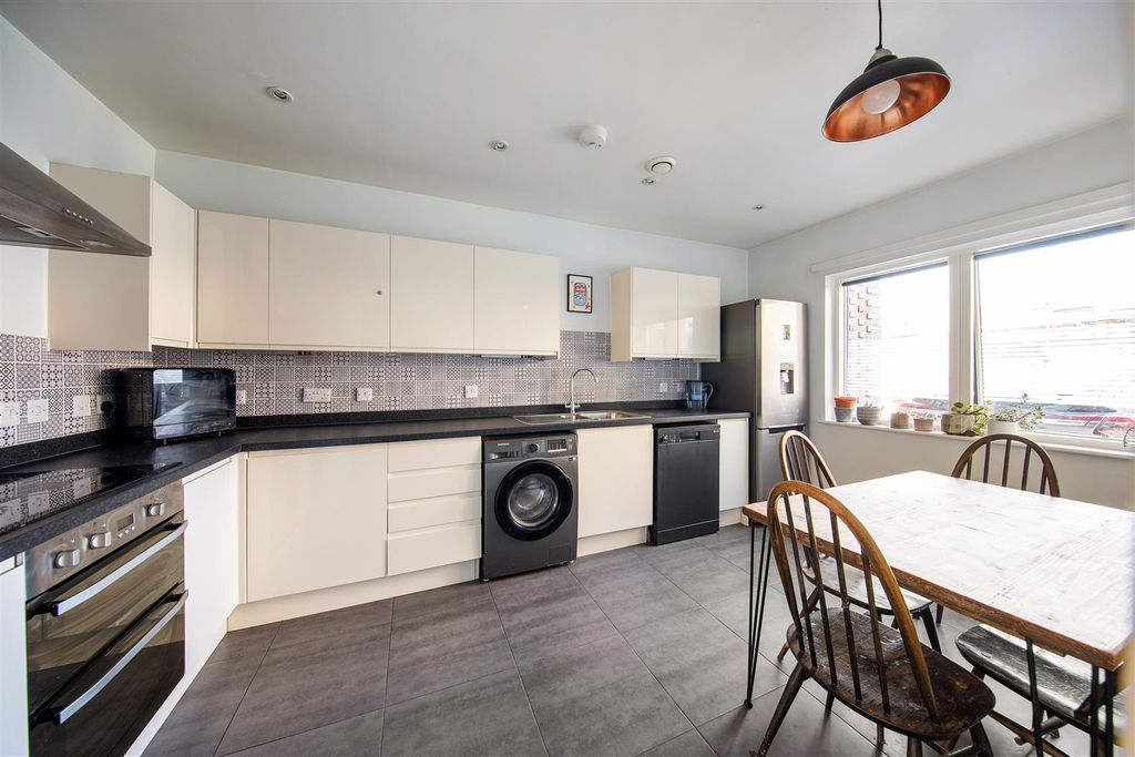 Property photo 3 of 33 William Marshall Close, E17
