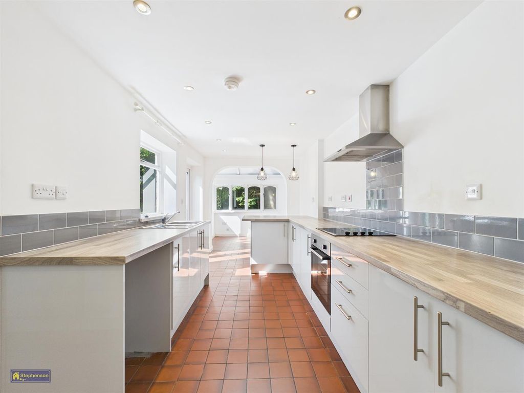 Property photo 3 of 10 Kitchen