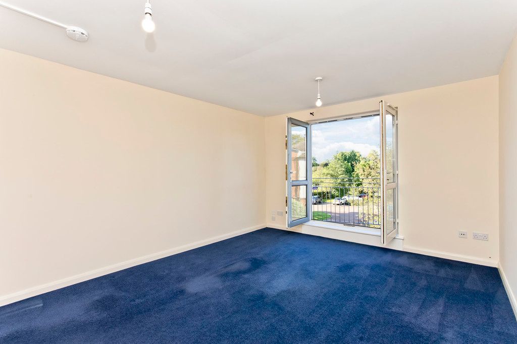 Property photo 3 of 8 Lounge