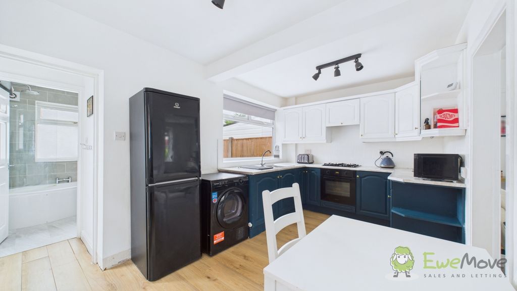 Property photo 3 of 15 Cam03669G0-Pr0029-Still004