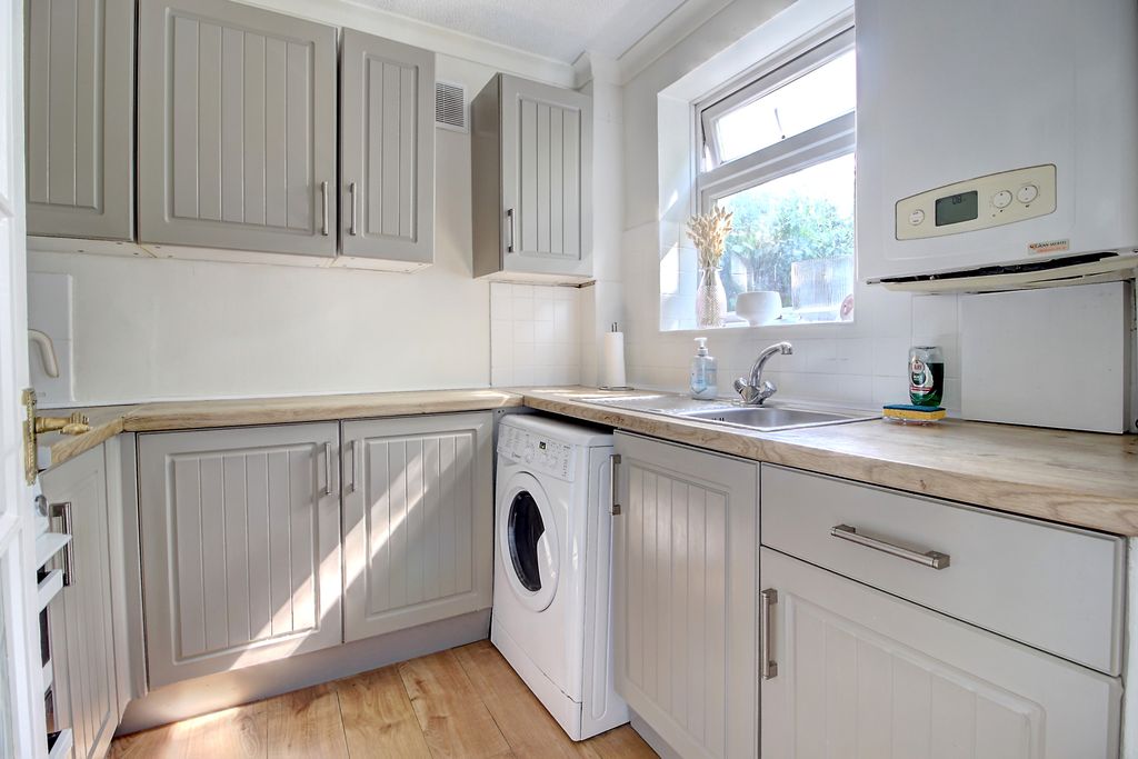 Property photo 3 of 12 Kitchen