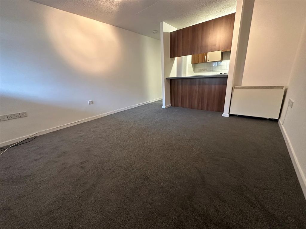 Property photo 3 of 8 Lounge