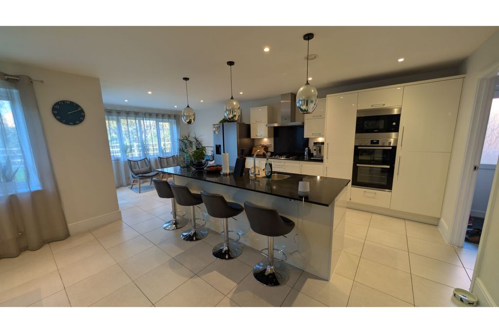 Property photo 3 of 10 Kitchen