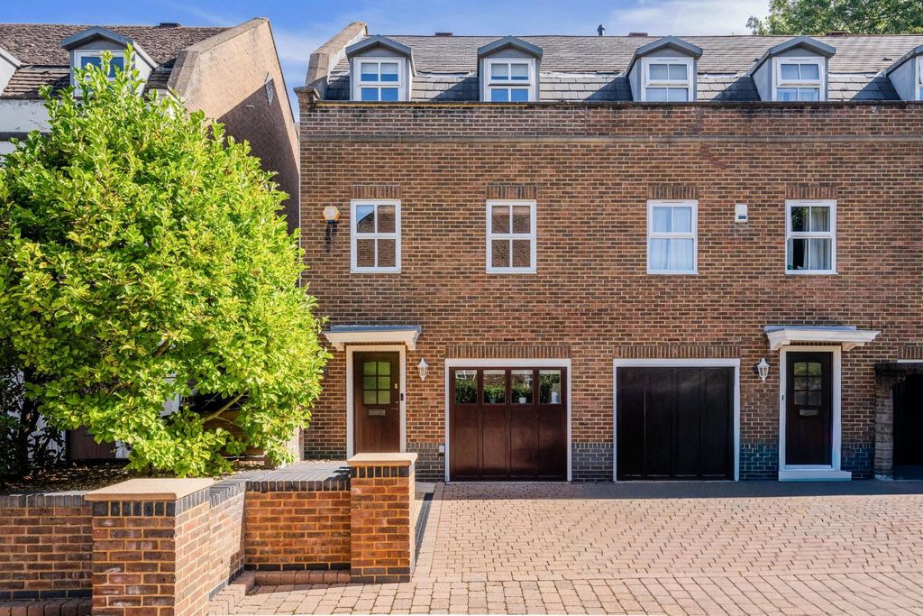 Property photo 1 of 20 Mill View Close