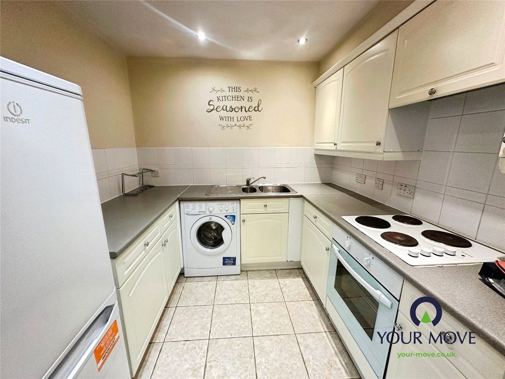 Property photo 3 of 11 Kitchen