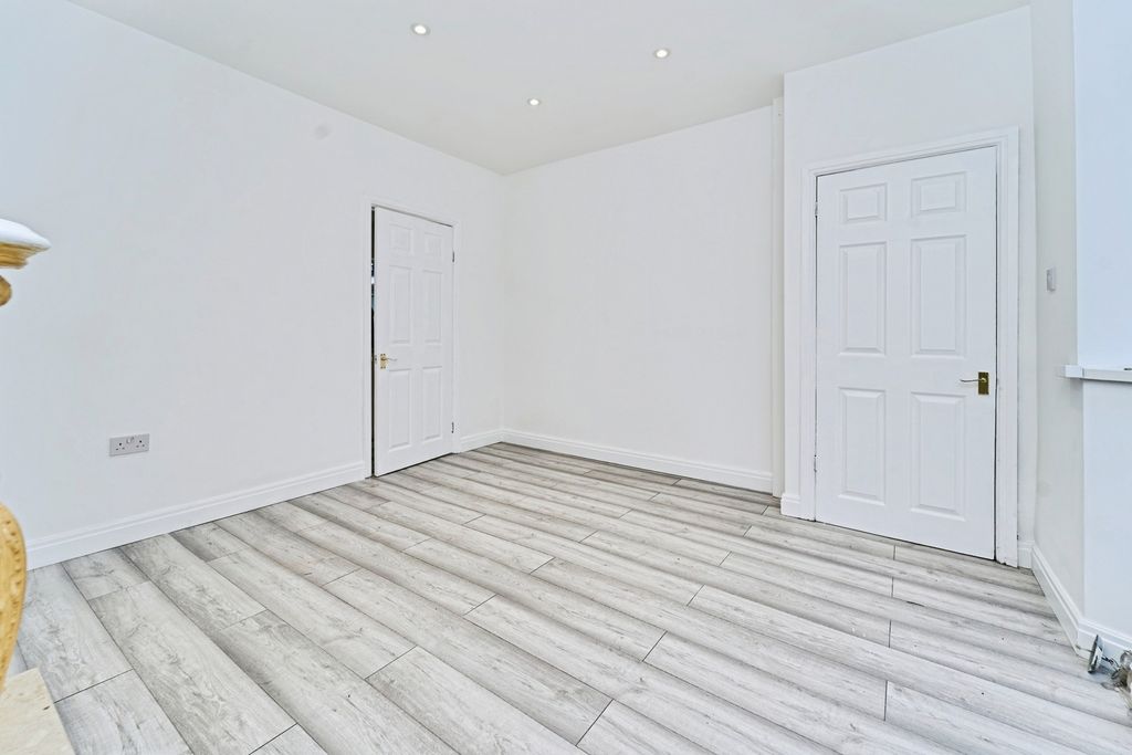 Property photo 3 of 18 Pbox-Img.Jpg