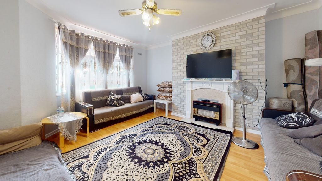 Property photo 2 of 9 21 Vale Court, Acton, London, W3 7Sa