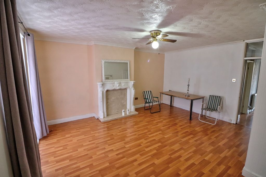 Property photo 2 of 11 Lounge