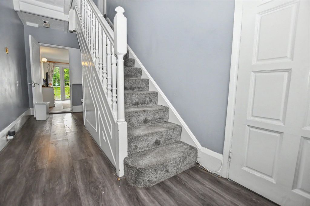 3 bed detached house for saleDanson Road, Bexleyheath DA6 photo 4