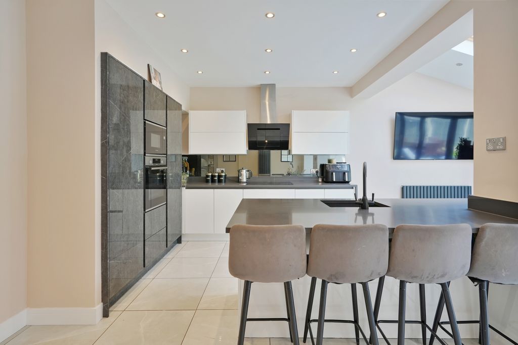 Property photo 3 of 29 Open Plan Family Room And Kitchen
