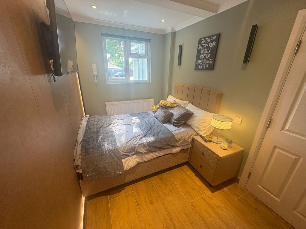 Property photo 1 of 5 Room To Rent Allendale Avenue