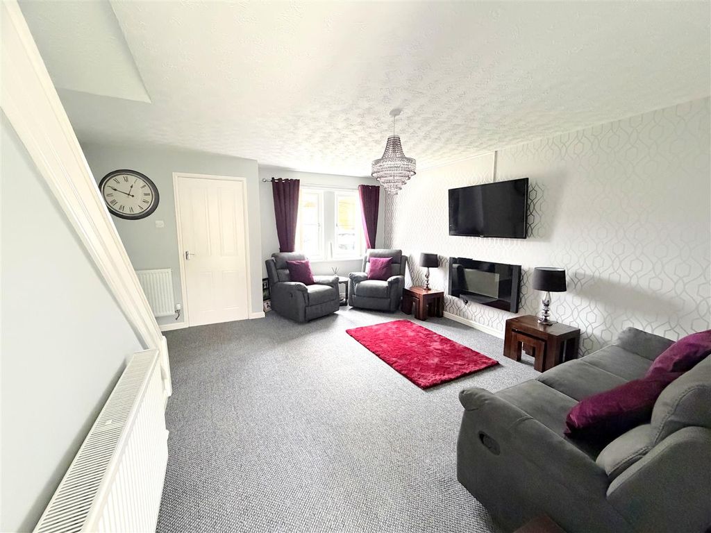 Property photo 3 of 30 Lounge