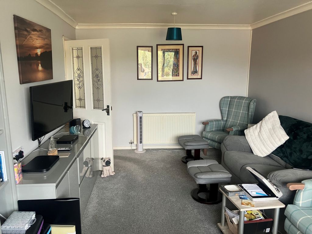 Property photo 3 of 14 Lounge Aspect 2