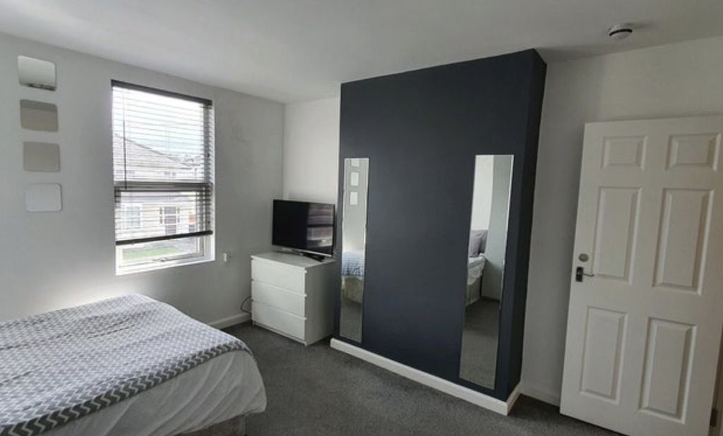 Property photo 2 of 9 Bright, Well-Presented Bedroom With A Double Bed, ...