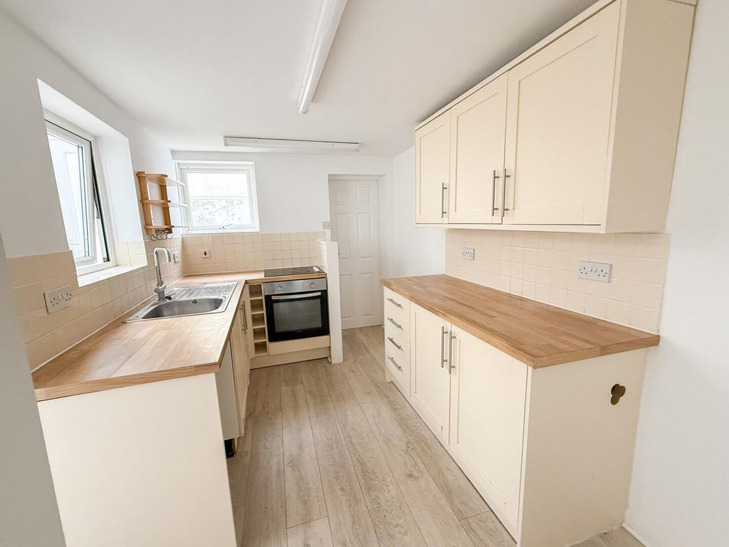 Property photo 2 of 12 Kitchen