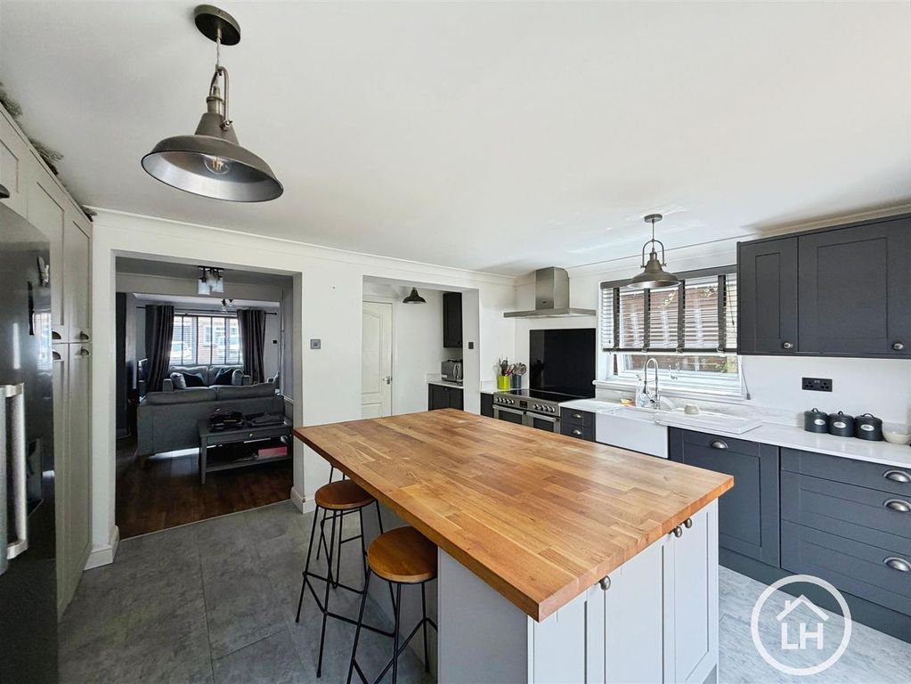 Property photo 2 of 12 Kitchen