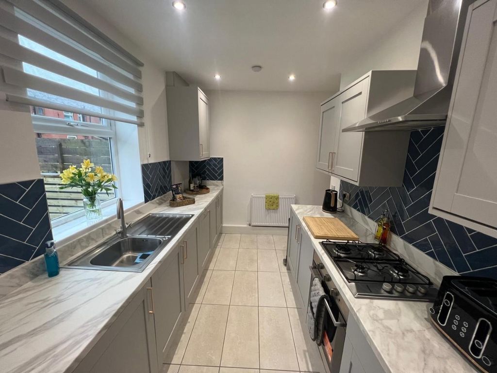 Property photo 3 of 18 Kitchen
