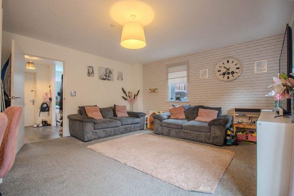 Property photo 2 of 20