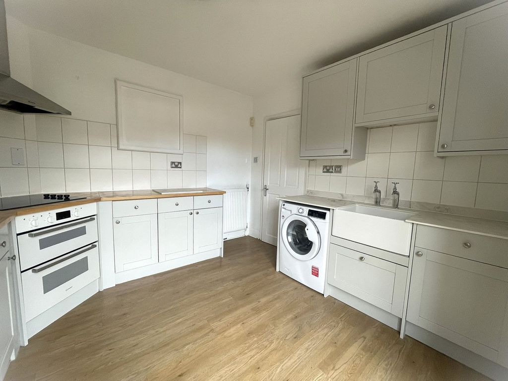 Property photo 3 of 7 Kitchen 2