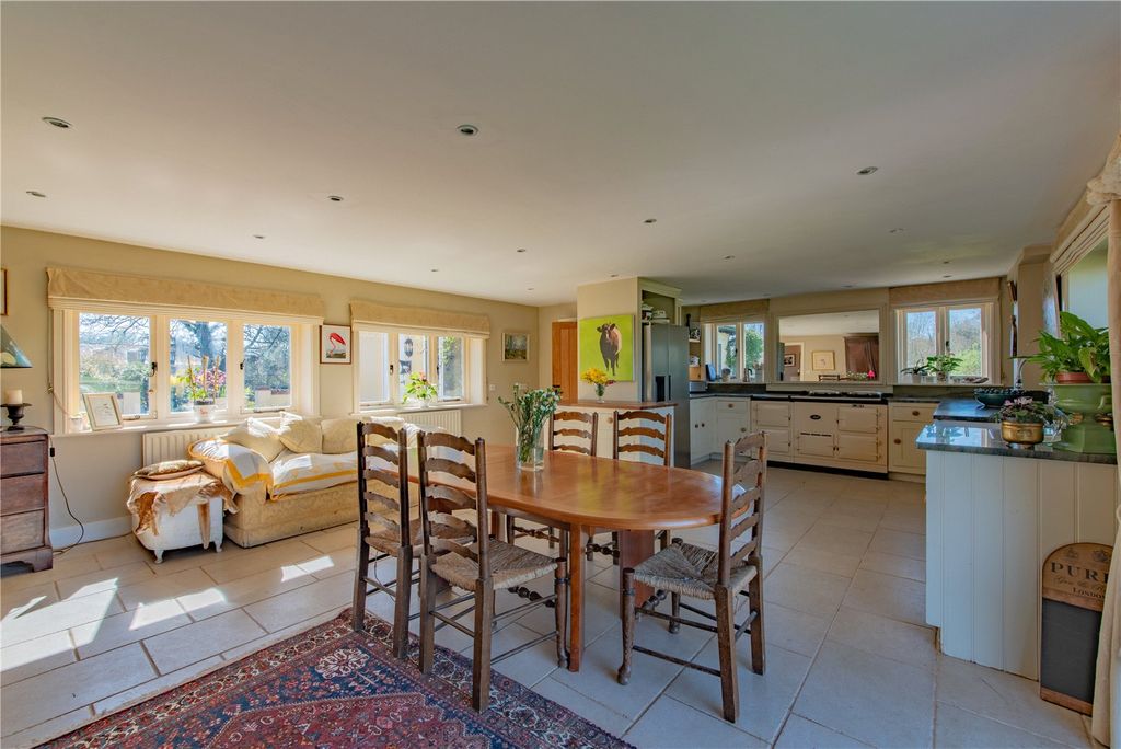 Property photo 3 of 17 Kitchen/Breakfasat