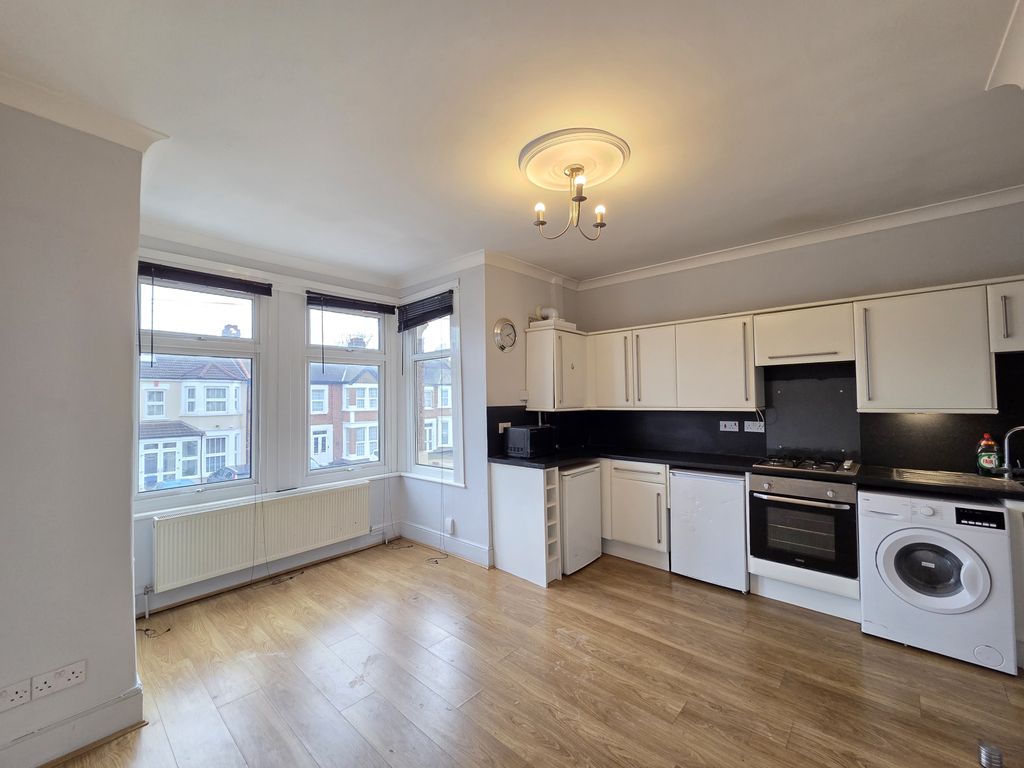 Property photo 3 of 8 Gallery