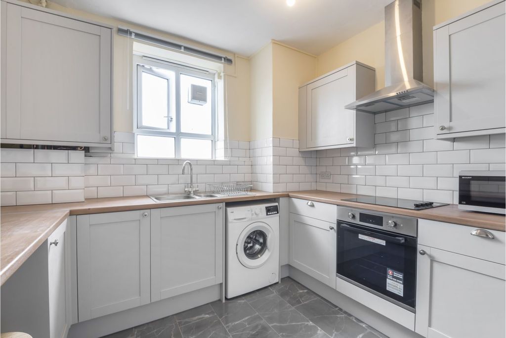 Property photo 2 of 10 Kitchen
