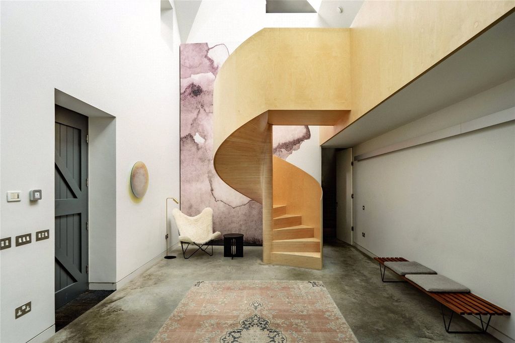 Property photo 3 of 9 Entrance Hall