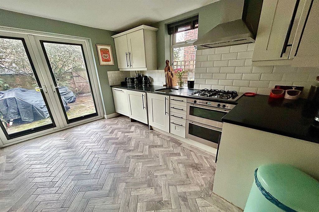 Property photo 3 of 19 Kitchen