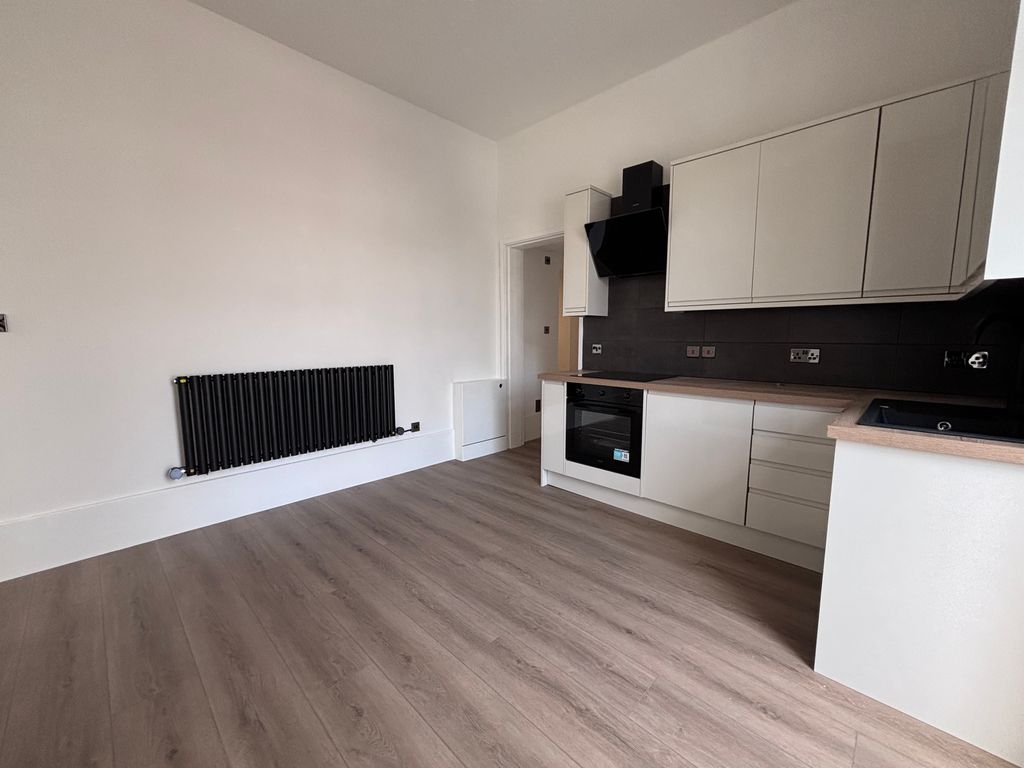 Property photo 2 of 12 Kitchen / Lounge