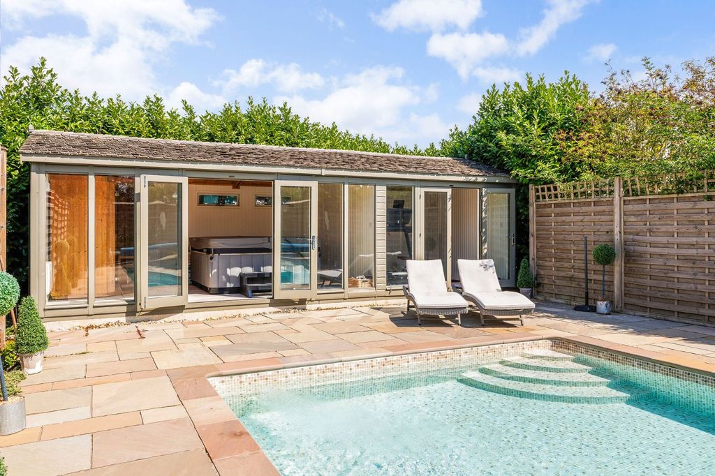 Property photo 2 of 21 Picture No. 11