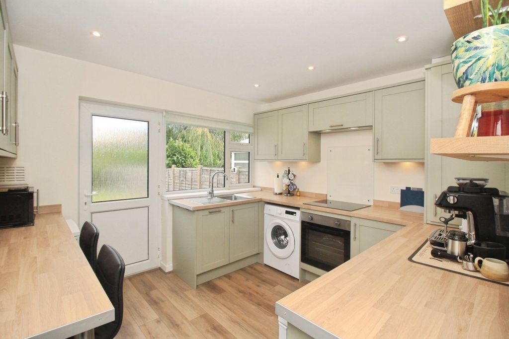 Property photo 3 of 10 Breakfast Kitchen