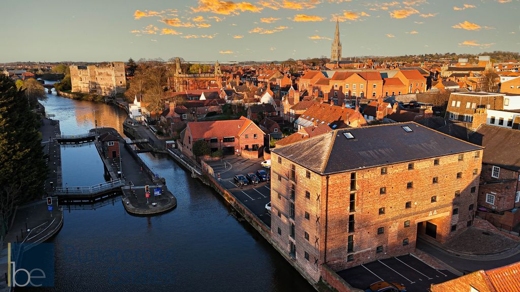 Property photo 2 of 20 Riverside Location