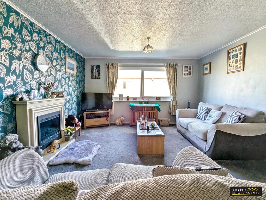 Property photo 1 of 11 Living Room