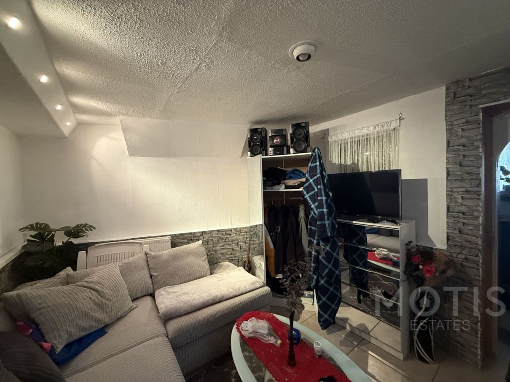 Property photo 2 of 10 Photo 3