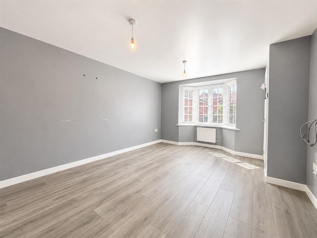 Property photo 3 of 18 Living Room