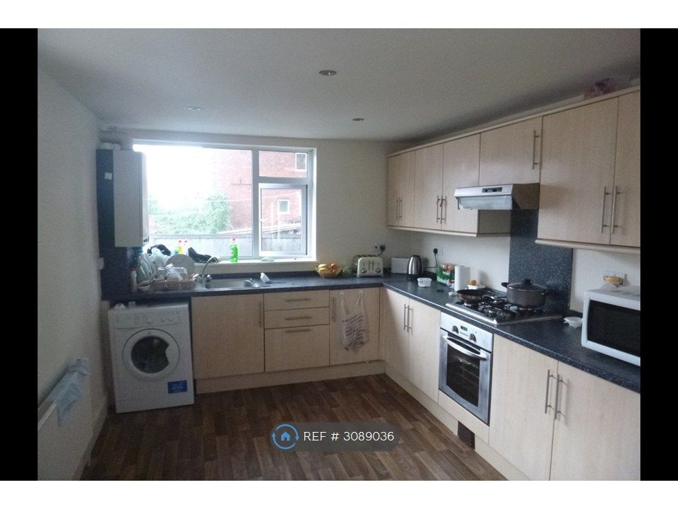 Property photo 2 of 11 Huge Kitchen